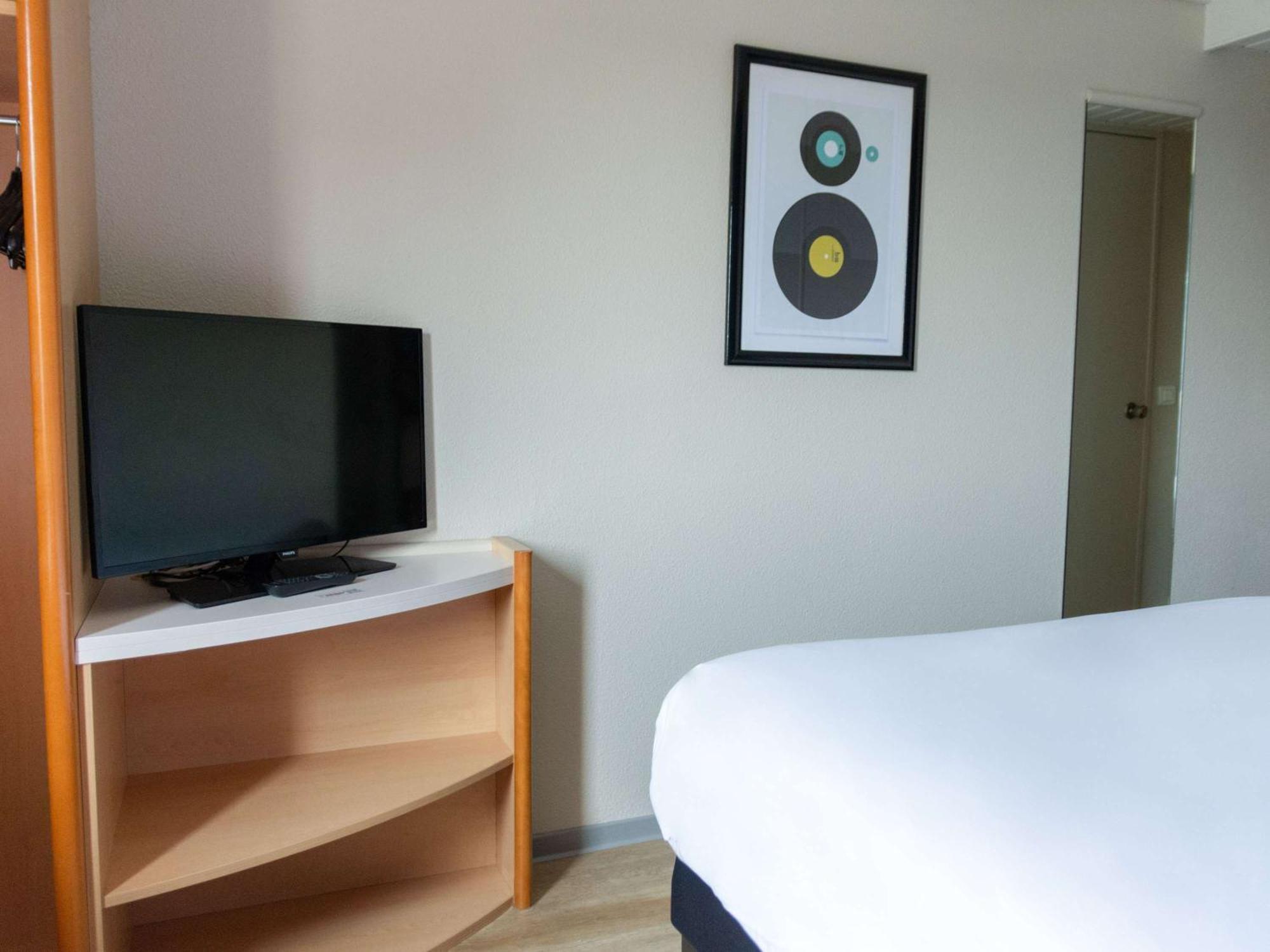 Hotel Ibis Нарбонна Экстерьер фото