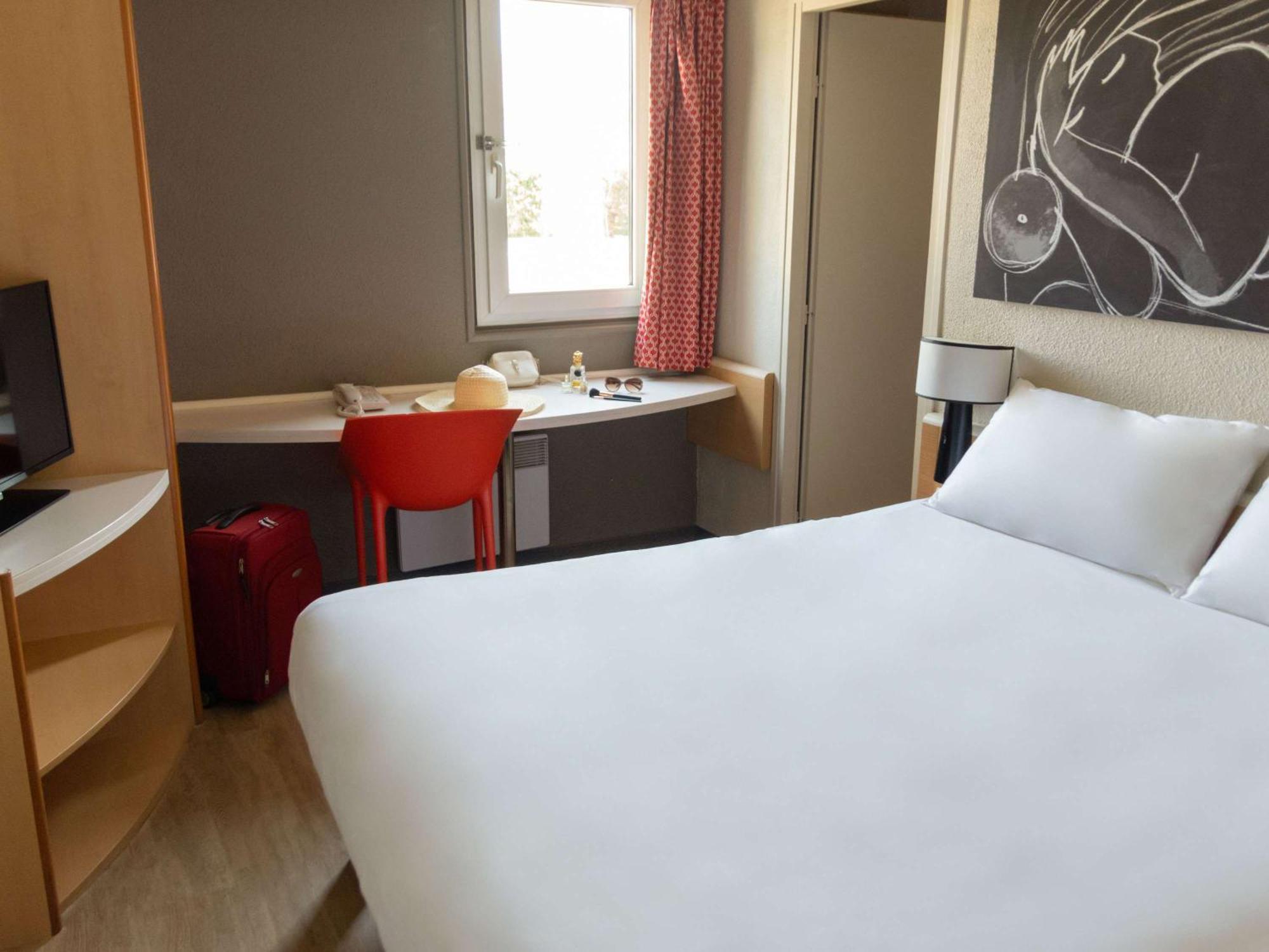 Hotel Ibis Нарбонна Экстерьер фото