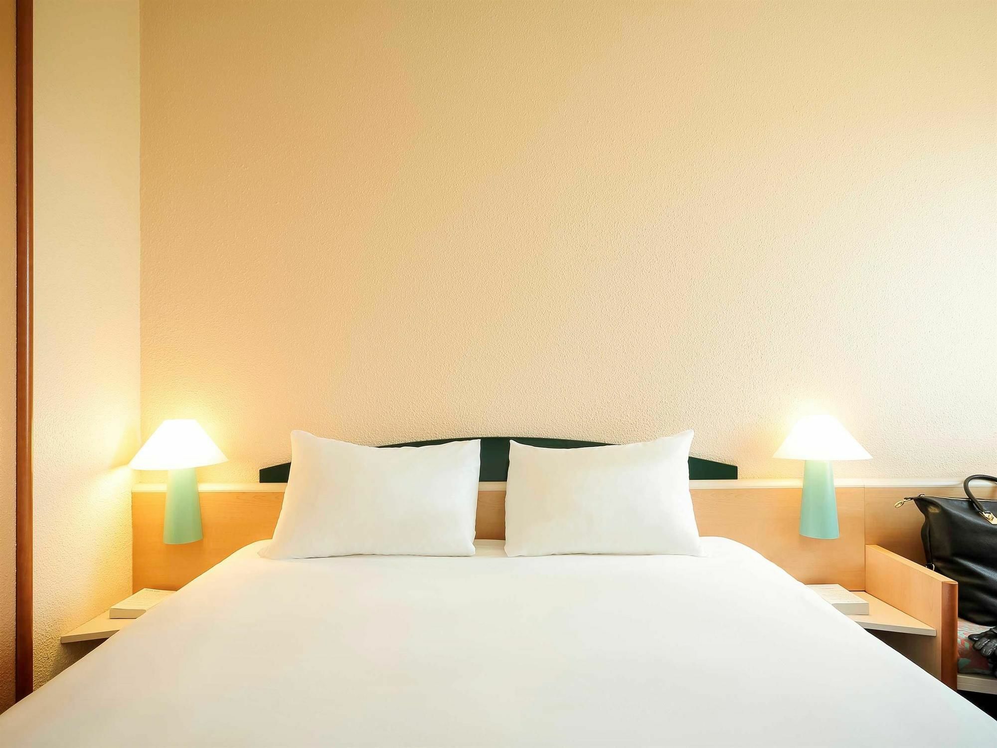 Hotel Ibis Нарбонна Экстерьер фото